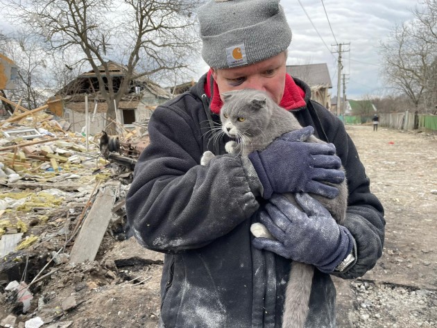 Imagine cu un bărbat ucrainean care își îmbrățișează pisica după un atac rusesc