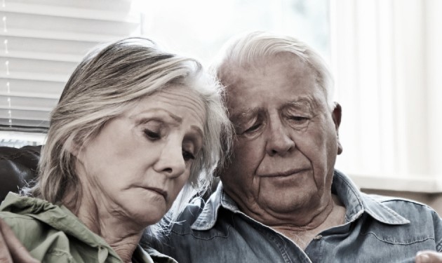 Imagine cu o femeie și un bărbat în vârstă foarte triști