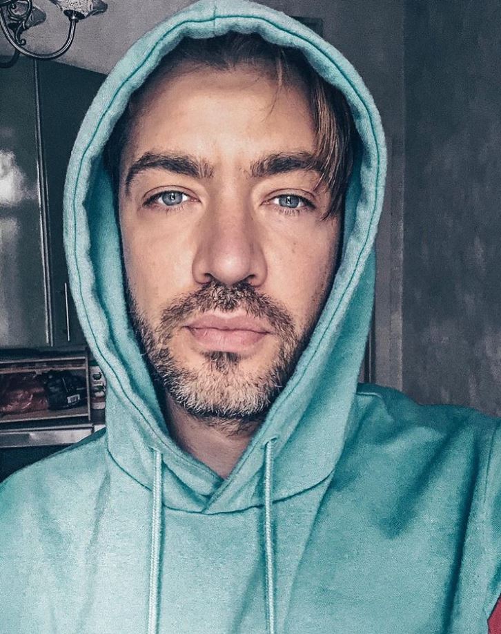 Imagine cu Arsenie Todiraș în timp ce face un selfie