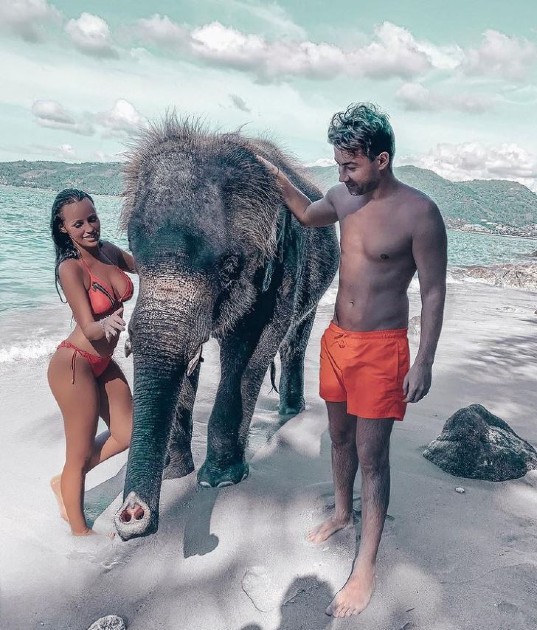 Imagine cu Arsenie Todiraș și Mianna în timp ce mângâie un elefant