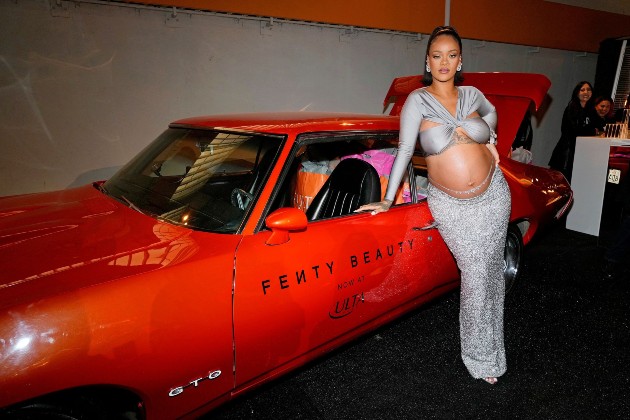Rihanna sărbătorește lansarea Fenty Beauty la ULTA Beauty pe 12 martie 2022 în Los Angeles, California. 