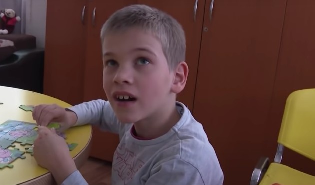 Imagine cu Sașa, băiatul ucrainean orfan în timp ce dădea un interviu pentru CNN