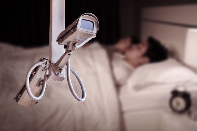 Imagine cu o cameră video montată lângă un cuplu care doarme în pat