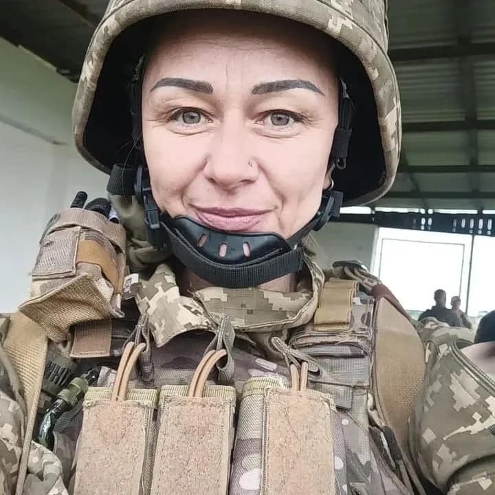 Imagine cu Olga Semidyanova în costum militar