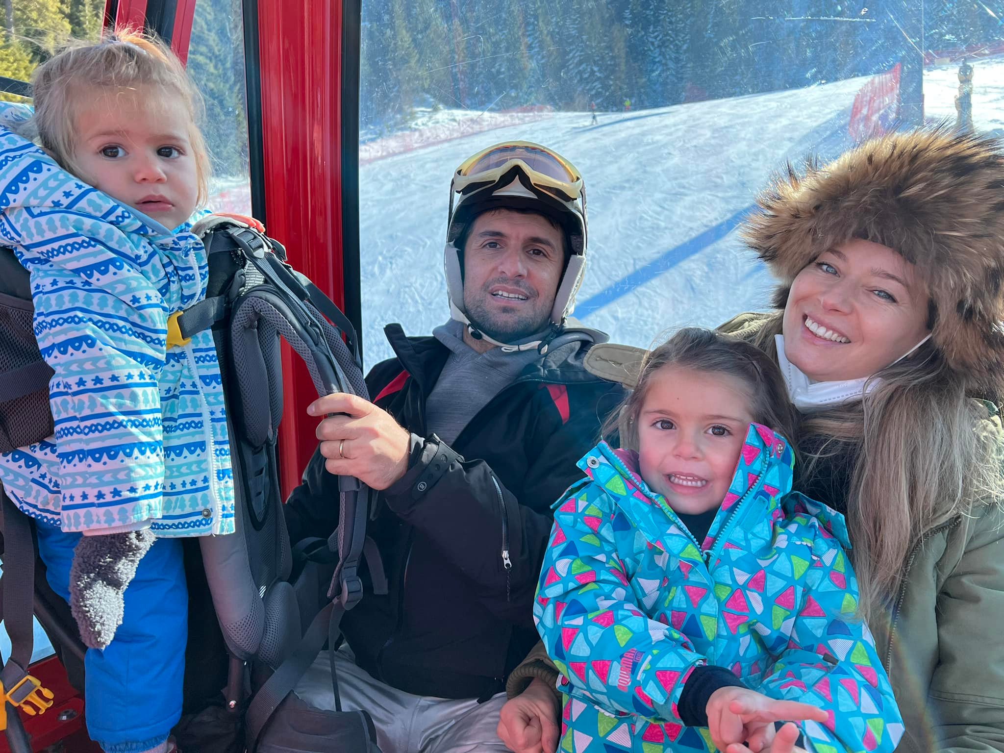 Imagine cu Laura Coșoi și familia ei la schi
