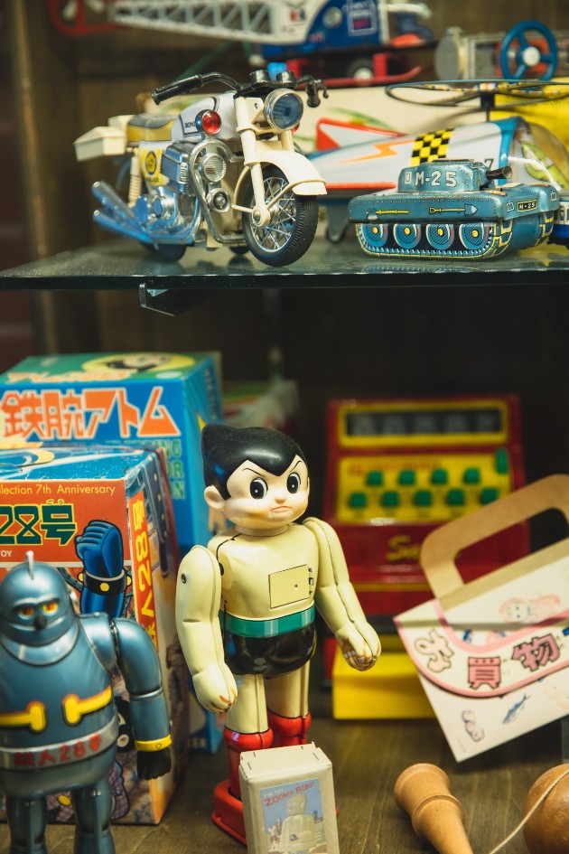 Imagine cuun raft de jucării dintr-un magazin