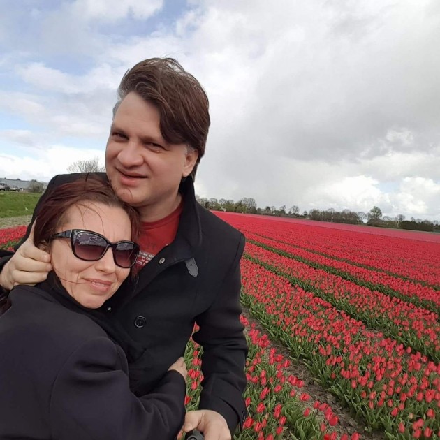 Imagine cu Mihai Onilă și fosta sa soție într-un lan cu lalele roșii