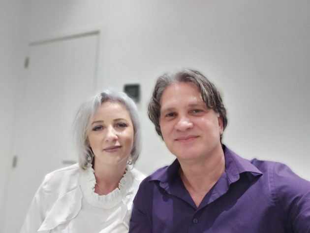 Imagine cu Mihai Onilă și Laura Drăgan, în timp ce fac un selfie