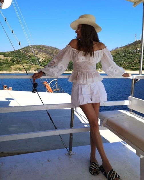 Imagine cu Romanița Iovan îmbrăcată în alb, în Grecia