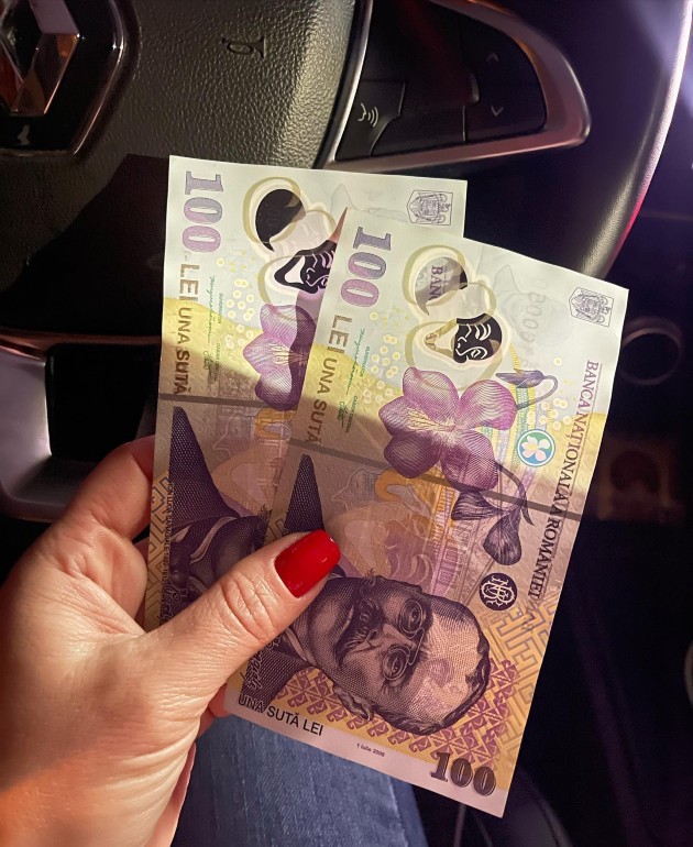 Imagine cu două bancnote de 200 de lei în mână unai ucrainence