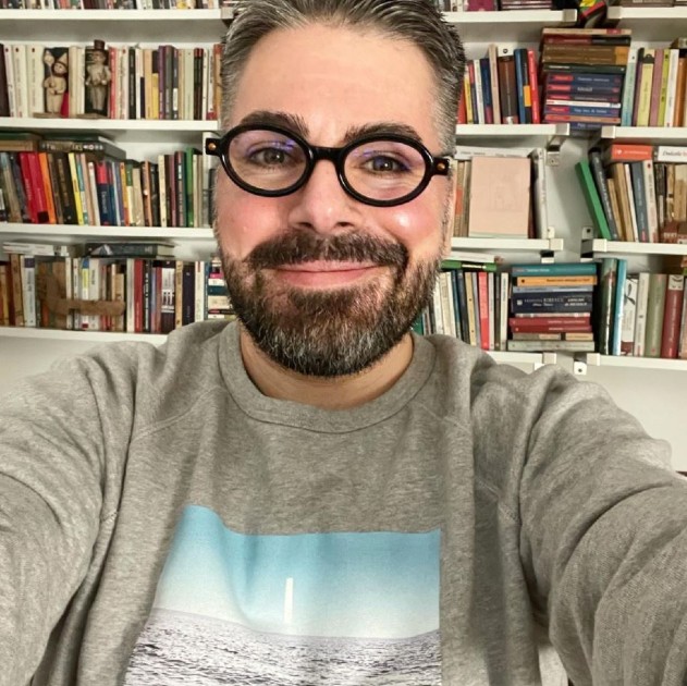 Imagine cu Maurice Munteanu cu ochelari de vedere în timp ce face un selfie