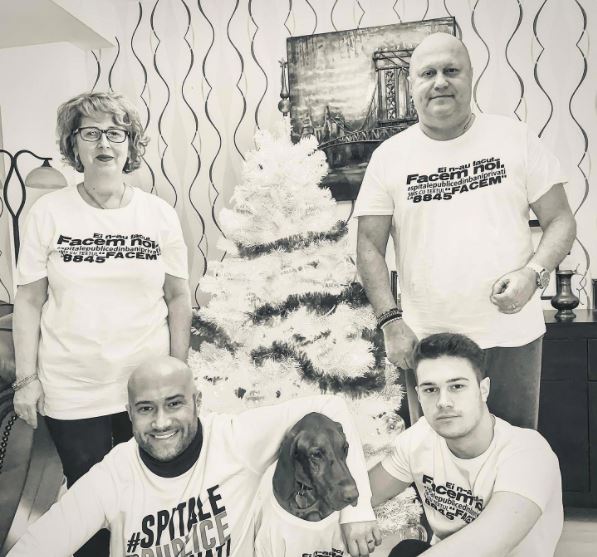 Imagine alb-negru c Mihai Bendeac și toată familia sa de Crăciun