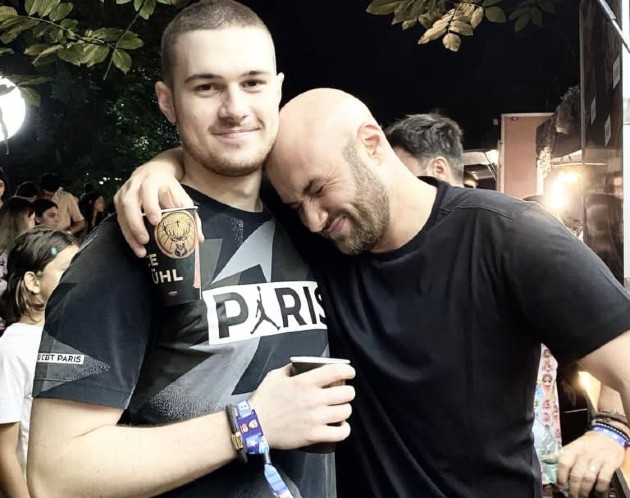 Imagine cu Mihai Bendeac care îl îmbrățișează pe fratele lui mai mic