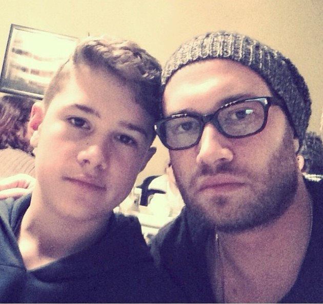 Imagine veche cu Mihai Bendeac și fratele său în timp ce fac un selfie