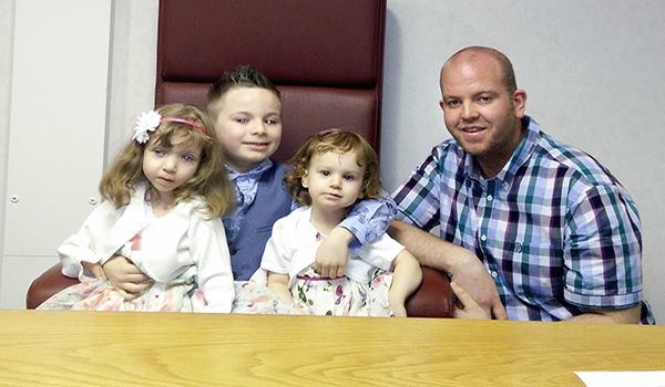 Imagine cu Ben Carpenter și trei dintre copiii săi la birou