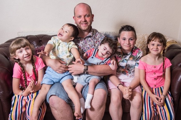 Imagine cu Ben Carpenter și cei cinci copii ai săi pe canapea