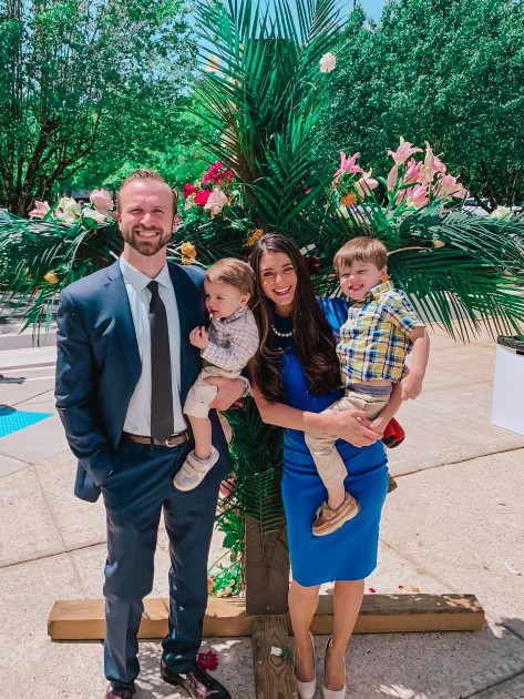 Imagine cu Kristin Johnston, Cody Johnston și cei doi copii ai lor la un eveniment