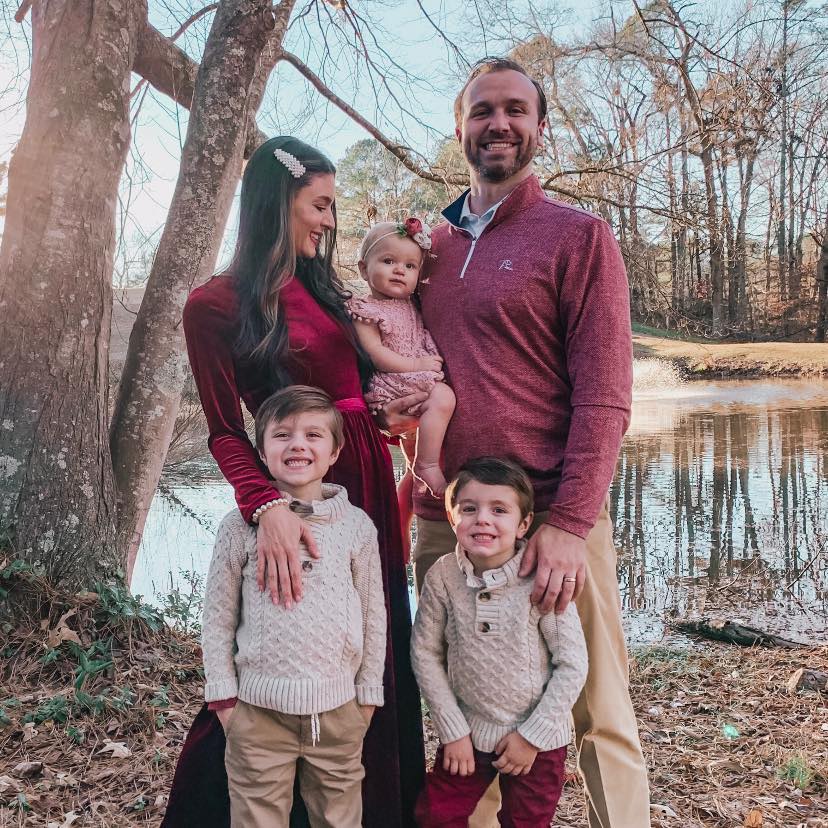 Imagine cu Kristin Johnston, Cody Johnston și cei trei copii ai lor sub un copac