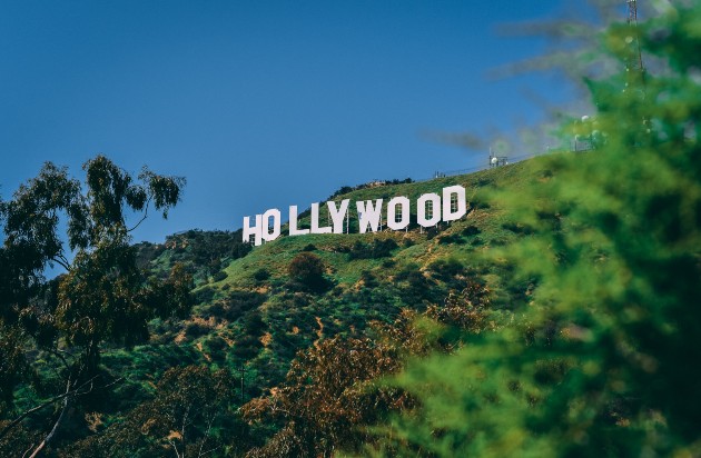 Imagine cu sigla Hollywood printre copaci