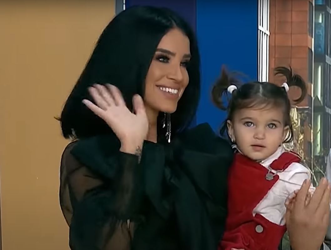 Imagine cu Adelina Pestrițu și fiica ei în emisiune la Măruță