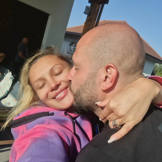 Imagine cu Lora și Ionuț Ghenu care o sărută