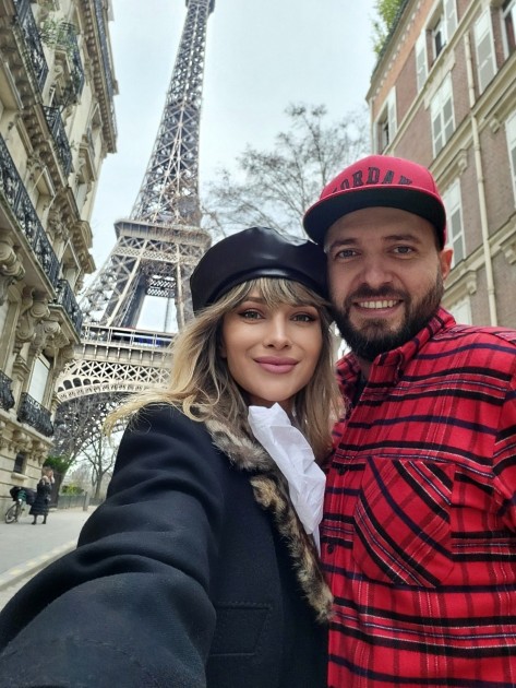 Imagine cu Lora și Ionuț Ghenu în timp ce fac un selfie în Paris
