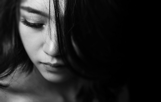Imagine alb-negru cu o femeie tristă