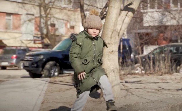 Imagine cu un copil ucrainean care s-a salvat din Mariupol