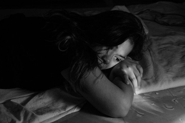Imagine alb-negru cu o femeie tristă