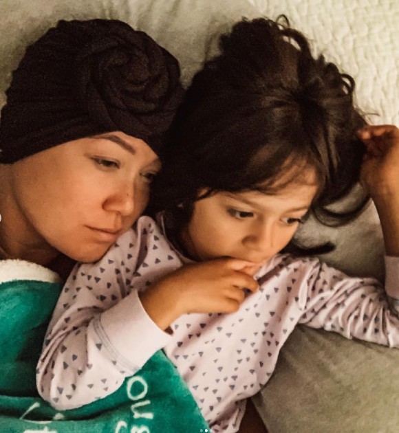 Imagine cu Jennifer de Chickera și fiica ei în timp ce stau în pat