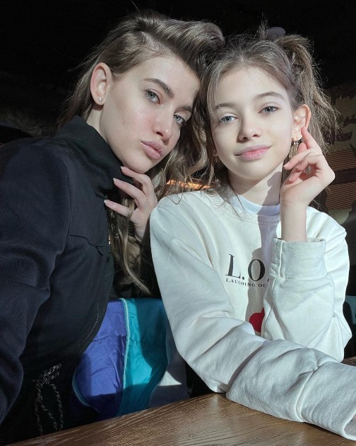 Imagine cu Iulia Albyu și Mikaela în timp ce fac un selfie