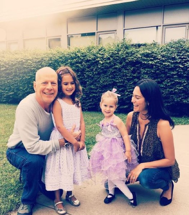 Imagine cu Bruce Willis, Emma Heming Willis și cele două fiice ale îmbrăcate în rochițe roz