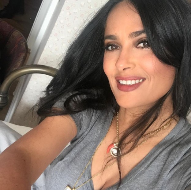 Imagine cu Salma Hayek în timp ce face un selfie