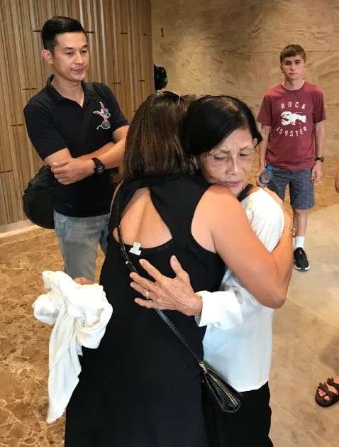 Imagine cu Nguyen Thi Dep și Leigh Small în timp ce se îmbrățișează