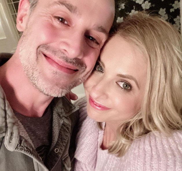 Imagine cu Freddie Prinze Jr. și Sarah Michelle Gellar  în timp ce fac un selfie