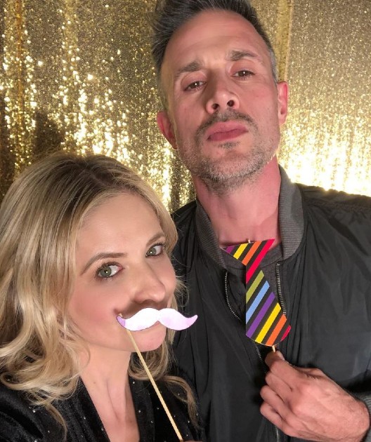 Imagine cu Freddie Prinze Jr. și Sarah Michelle Gellar  la o nuntă