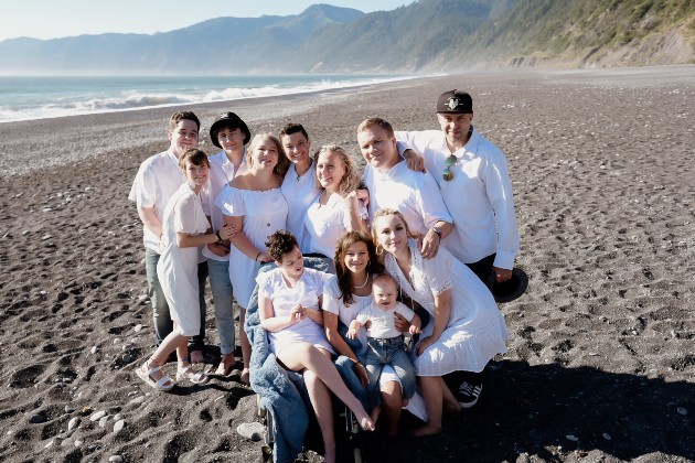 Imagine cu  DeeDee Clough și toată familia sa la plajă