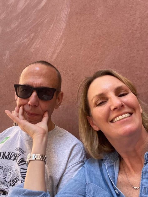 Imagine cu Gilber Gottfried și soția sa în timp ce fac un selfie