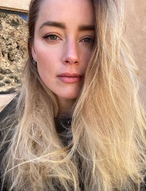 Imagine cu Amber Heard în timp ce face un selfie