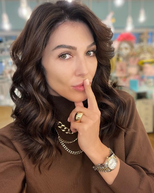 Imagine cu Ilina Vandici în timp ce face un selfie