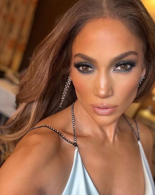 Imagine cu Jennifer Lopez în timp ce face un selfie