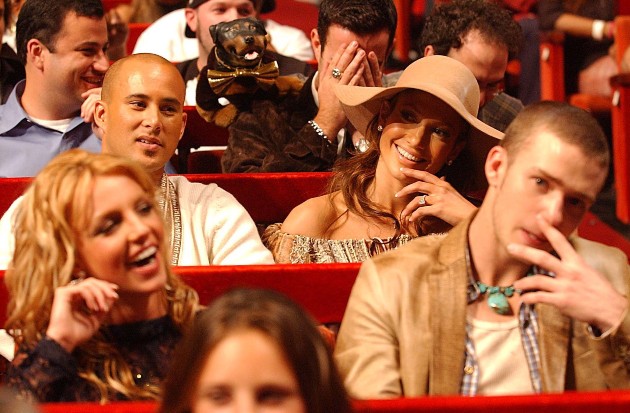 Britney Spears, Cris Judd, Triumph the Insult Dog, Carson Daly, Jennifer Lopez și Justin Timberlake la MTV Video Music Awards în 2001