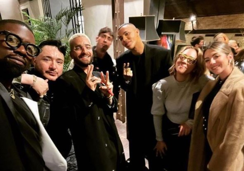 Imagine cu Maluma alături de iubita sa și un grup de prieteni
