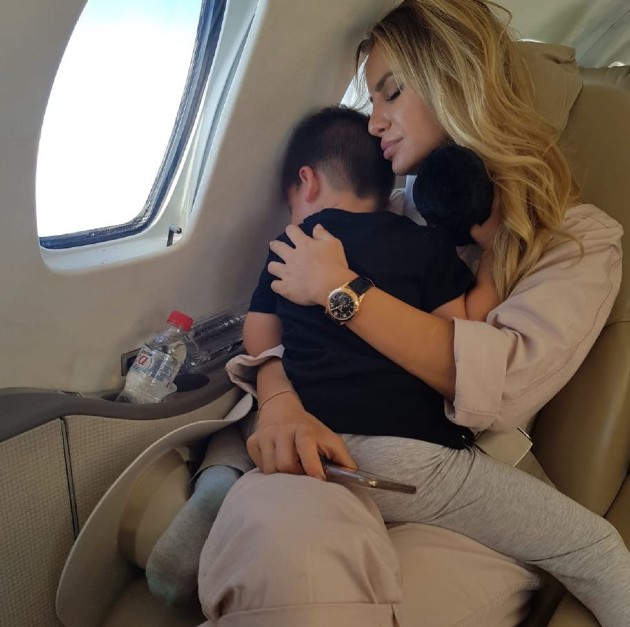 Imagine cu Marina Dina și fiul ei în avion