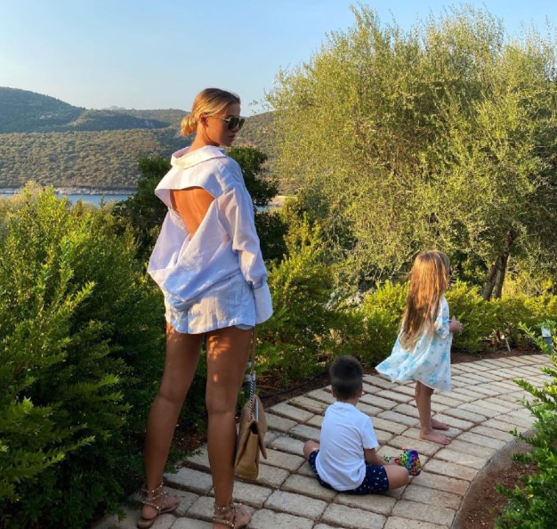 Imagine cu Marina Dina și copiii ei în vacanță
