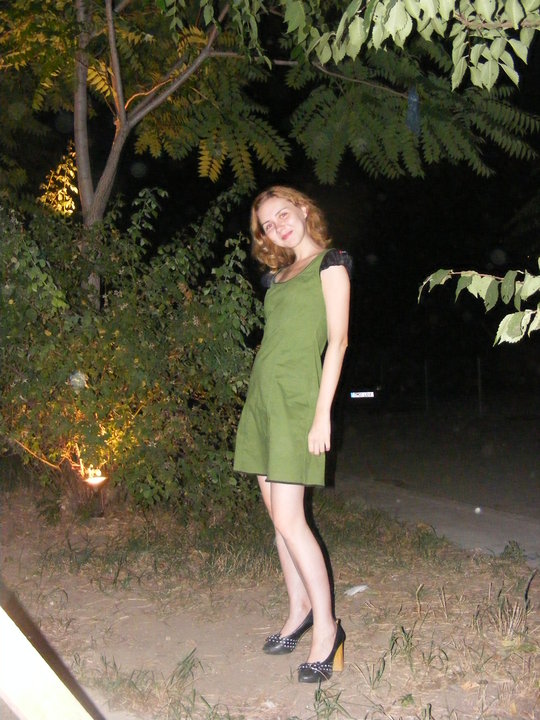 Imagine cu Michaela Niculescu într-o rochie verde