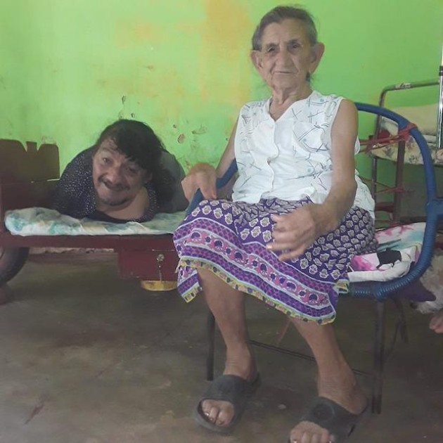 Imagine cu Pablo Acuna și mama lui care stă pe un scaun