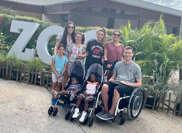 Imagine cu Chris Norton alături de Emily Norton și copiii lor la zoo