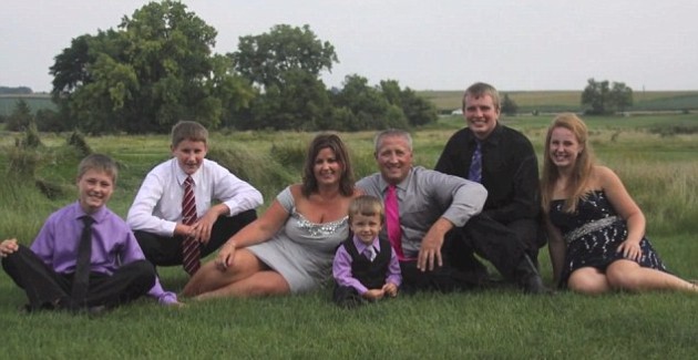 Imagine cu întreaga familie a lui David Schmitz în timp ce stau pe iarbă