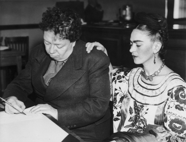 Imagine cu Frida Kahlo și Diego Rivera în timp ce scrie
